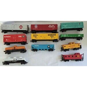 Bachmann HO Scale Freight Car & Caboose Lot -Union Pacific, Santa Fe, Burlington